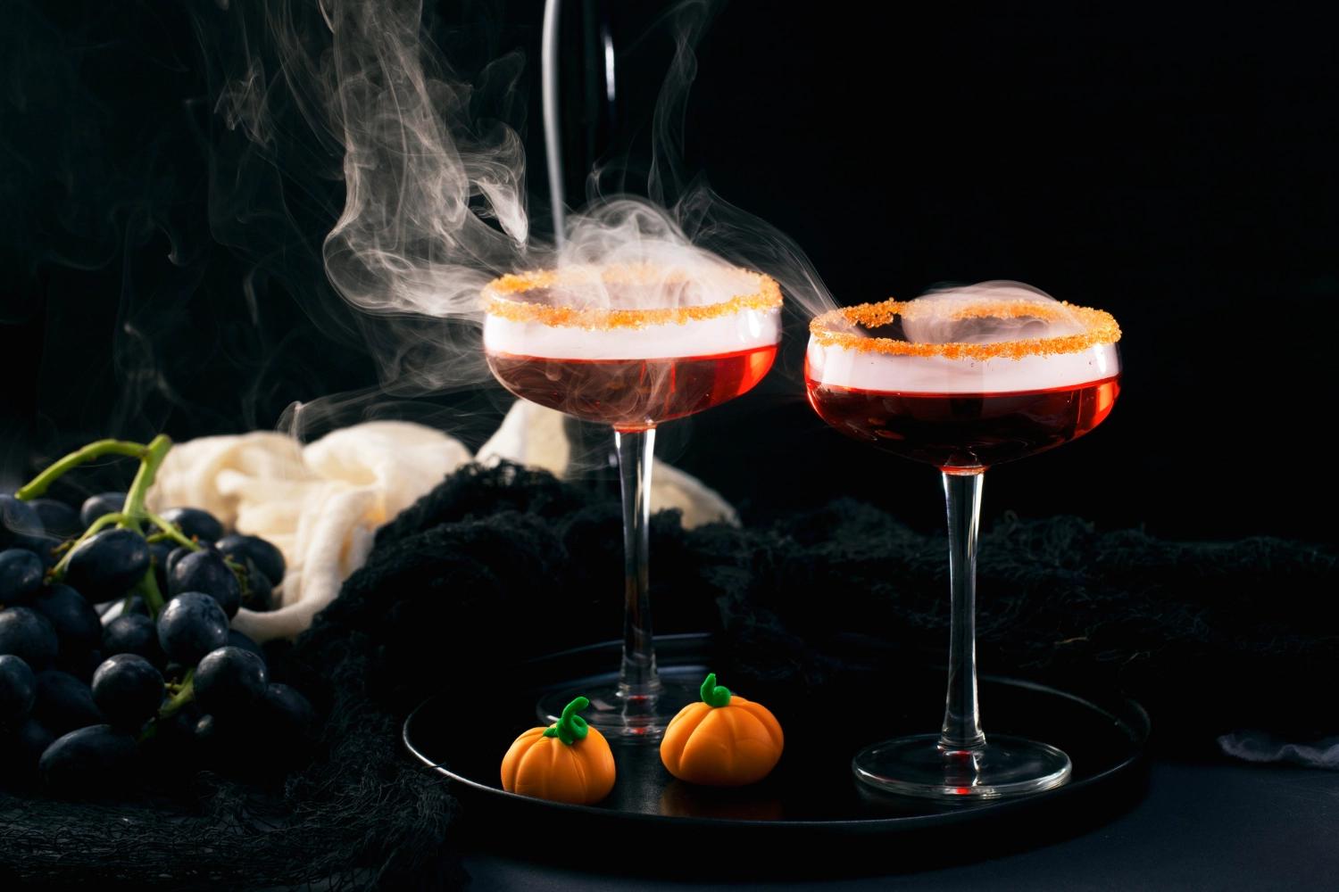 Dwa halloweenowe koktajle, jeden z najbardziej kreatywnych pomysłów na randki halloweenowe.